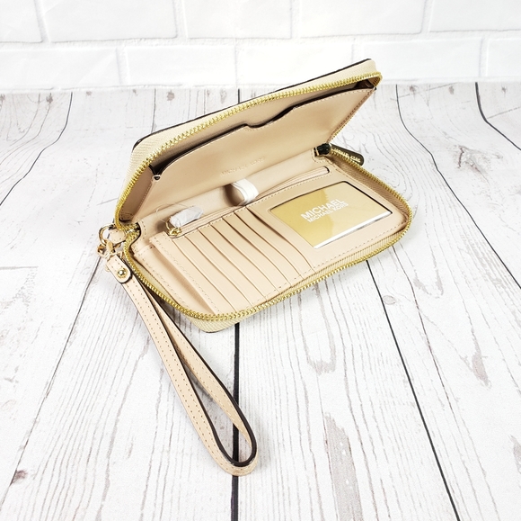 ⚠️LAST 1⚠️Michael Kors Jet Set Phone Case Wristlet - Picture 3 of 5